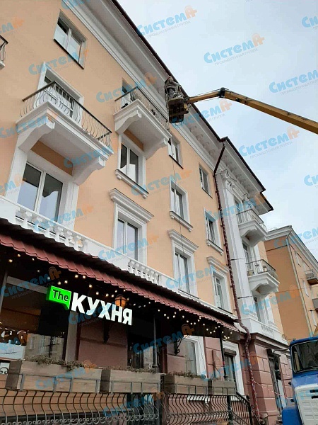 Изготовление по специальному заказу подоконников из пенополистирола с покрытием для городского здания Изготовление по специальному заказу подоконников из пенополистирола с покрытием для городского здания